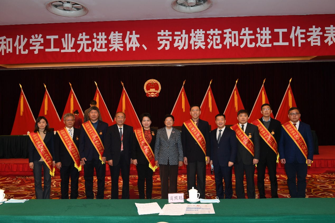 热烈祝贺公司总裁杨熔勇获得”第三届全国石油和化学工业劳动模范”荣誉称号